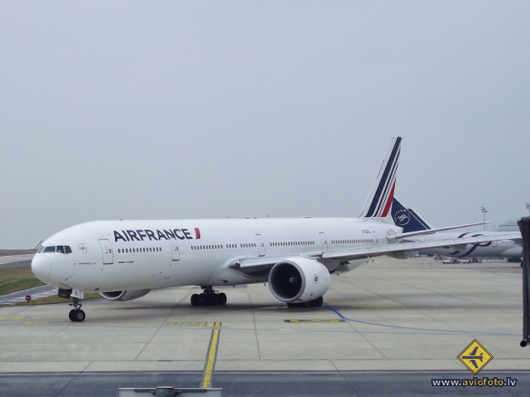 Boeing 777-328/ER